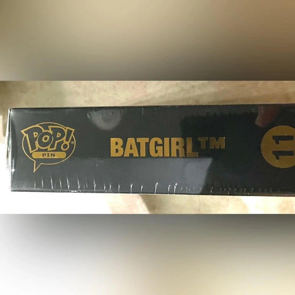 Funko Pop! BATGIRL Enamel Pin - Picture 5 of 7